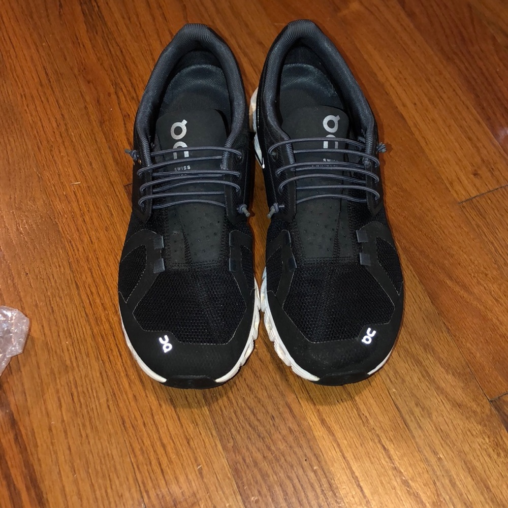 On cloud running shoes size 8 barely worn